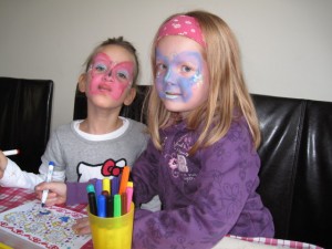 Femke en Lotte op feestje bij Lotte Femke en Lotte op feestje bij Lotte